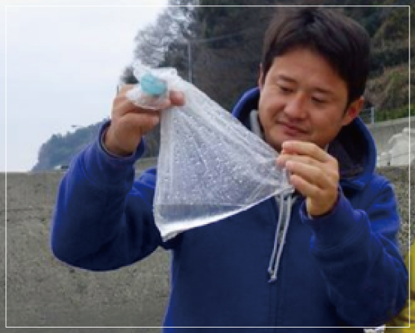 Checking water quality by putting seawater in a bag